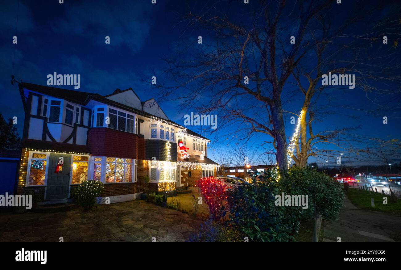 Lower Morden Lane, Surrey, Royaume-Uni. 19 décembre 2024. Les résidents de cette rue résidentielle du sud de Londres décorent l’extérieur de leur maison chaque année, amassant des fonds pour le St Raphael’s Hospice localement qui offre des soins palliatifs et de fin de vie aux habitants de Merton et Sutton. Cette année, ils ont créé une extravagance d'un quart de mile de long de lumières dans les jardins de devant, visités chaque soir par les familles qui apprécient le spectacle. Crédit : Malcolm Park/Alamy Live News Banque D'Images