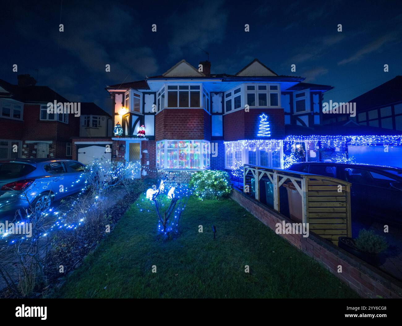 Lower Morden Lane, Surrey, Royaume-Uni. 19 décembre 2024. Les résidents de cette rue résidentielle du sud de Londres décorent l’extérieur de leur maison chaque année, amassant des fonds pour le St Raphael’s Hospice localement qui offre des soins palliatifs et de fin de vie aux habitants de Merton et Sutton. Cette année, ils ont créé une extravagance d'un quart de mile de long de lumières dans les jardins de devant, visités chaque soir par les familles qui apprécient le spectacle. Crédit : Malcolm Park/Alamy Live News Banque D'Images