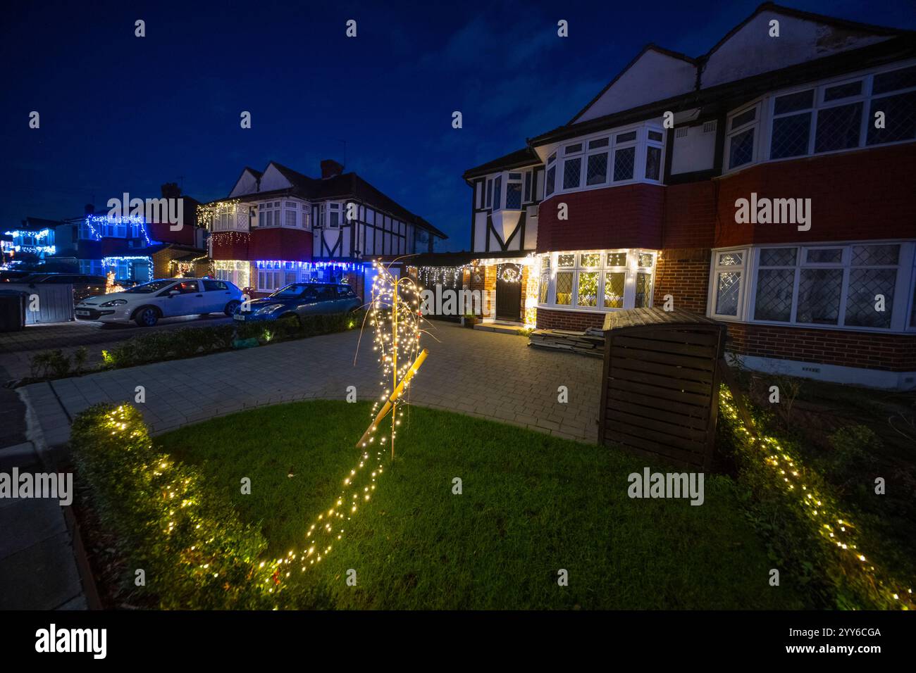 Lower Morden Lane, Surrey, Royaume-Uni. 19 décembre 2024. Les résidents de cette rue résidentielle du sud de Londres décorent l’extérieur de leur maison chaque année, amassant des fonds pour le St Raphael’s Hospice localement qui offre des soins palliatifs et de fin de vie aux habitants de Merton et Sutton. Cette année, ils ont créé une extravagance d'un quart de mile de long de lumières dans les jardins de devant, visités chaque soir par les familles qui apprécient le spectacle. Crédit : Malcolm Park/Alamy Live News Banque D'Images
