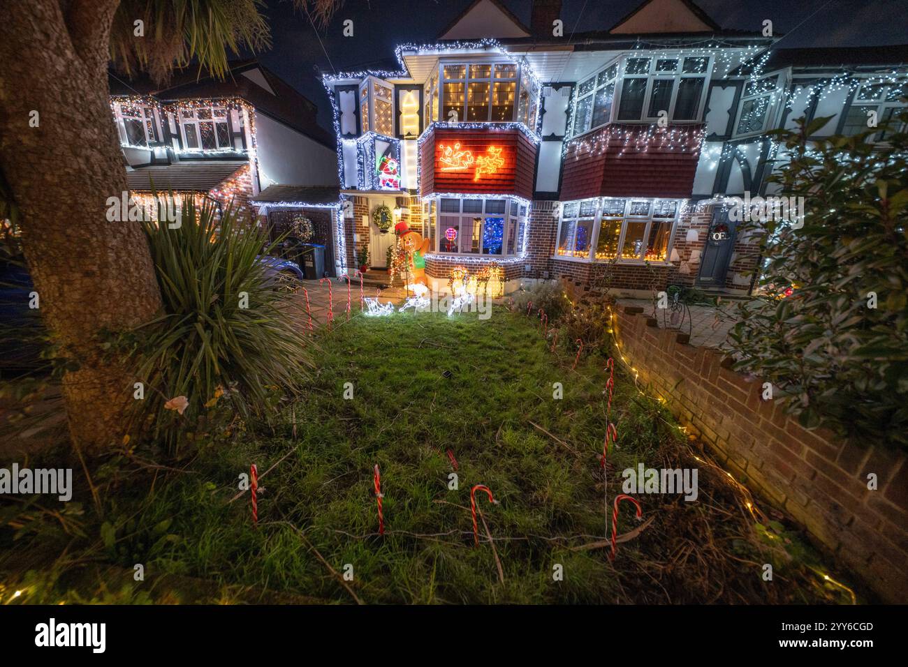 Lower Morden Lane, Surrey, Royaume-Uni. 19 décembre 2024. Les résidents de cette rue résidentielle du sud de Londres décorent l’extérieur de leur maison chaque année, amassant des fonds pour le St Raphael’s Hospice localement qui offre des soins palliatifs et de fin de vie aux habitants de Merton et Sutton. Cette année, ils ont créé une extravagance d'un quart de mile de long de lumières dans les jardins de devant, visités chaque soir par les familles qui apprécient le spectacle. Crédit : Malcolm Park/Alamy Live News Banque D'Images