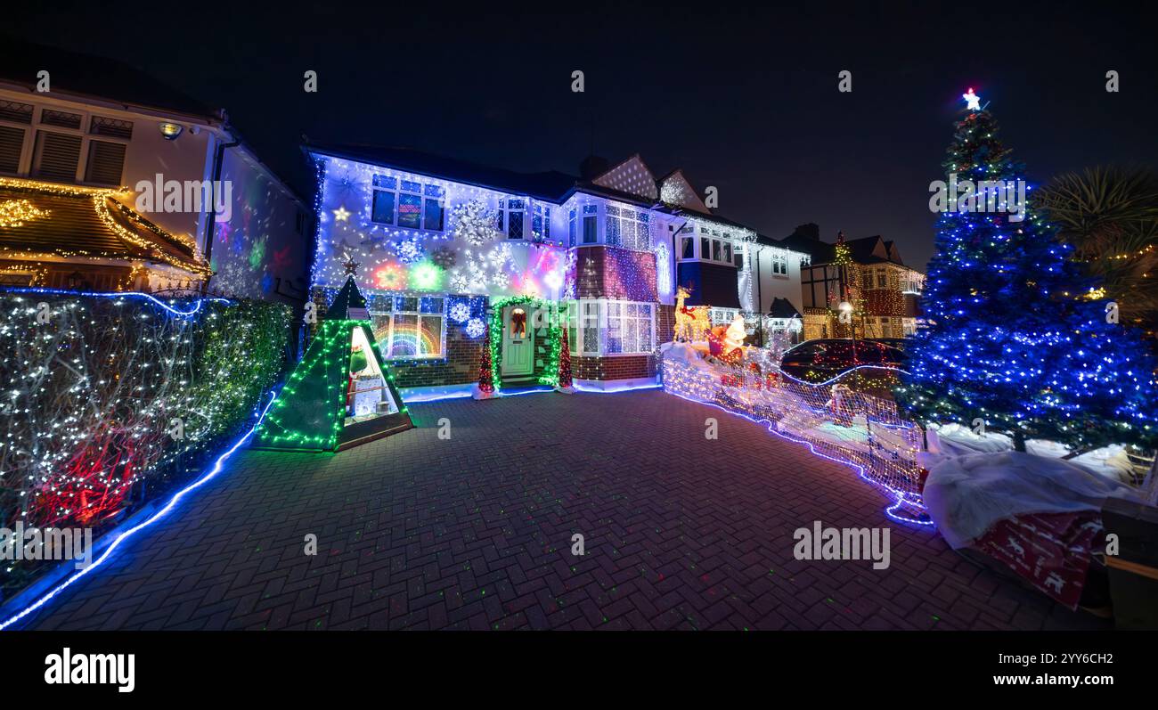 Lower Morden Lane, Surrey, Royaume-Uni. 19 décembre 2024. Les résidents de cette rue résidentielle du sud de Londres décorent l’extérieur de leur maison chaque année, amassant des fonds pour le St Raphael’s Hospice localement qui offre des soins palliatifs et de fin de vie aux habitants de Merton et Sutton. Cette année, ils ont créé une extravagance d'un quart de mile de long de lumières dans les jardins de devant, visités chaque soir par les familles qui apprécient le spectacle. Crédit : Malcolm Park/Alamy Live News Banque D'Images