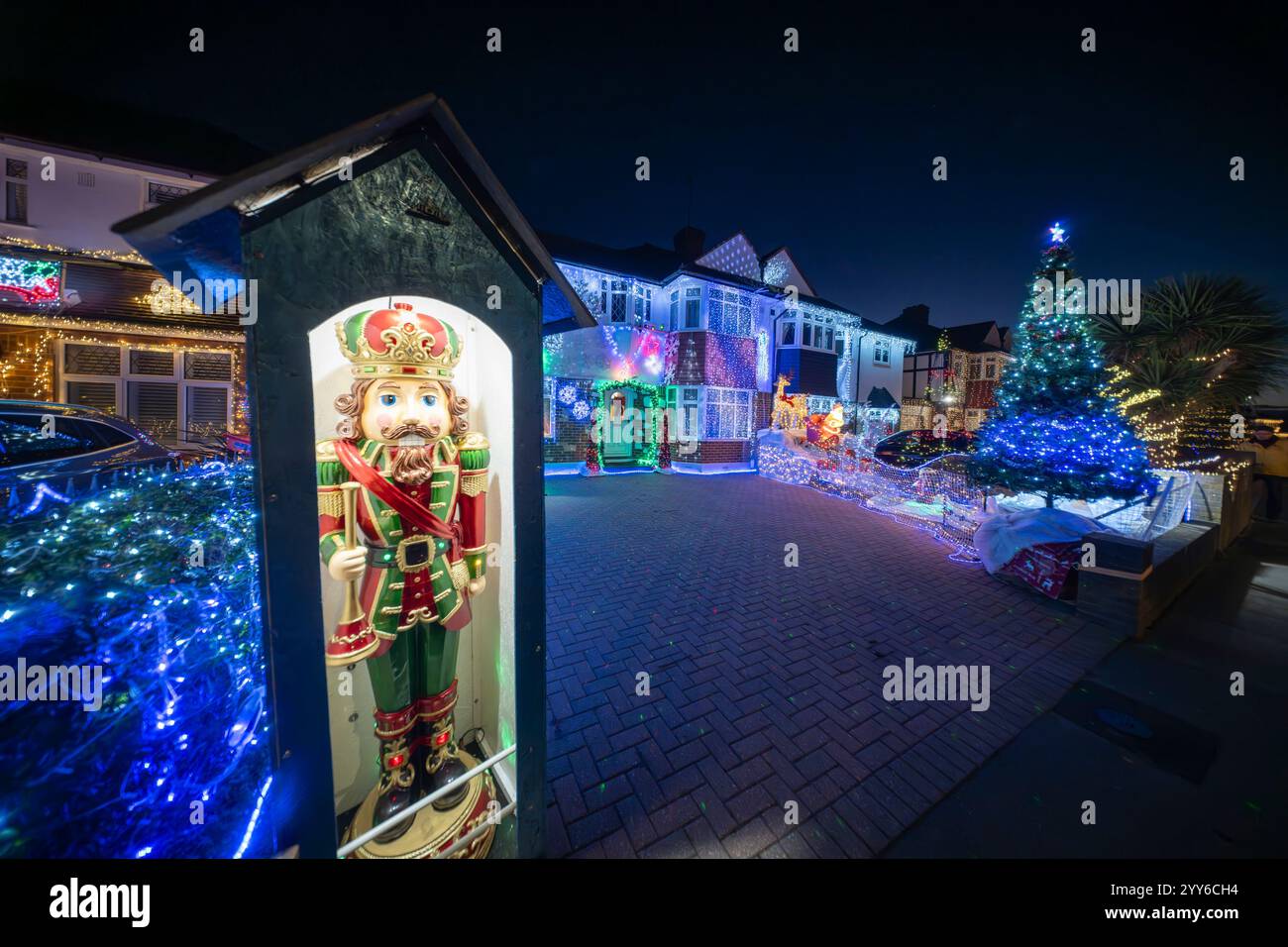 Lower Morden Lane, Surrey, Royaume-Uni. 19 décembre 2024. Les résidents de cette rue résidentielle du sud de Londres décorent l’extérieur de leur maison chaque année, amassant des fonds pour le St Raphael’s Hospice localement qui offre des soins palliatifs et de fin de vie aux habitants de Merton et Sutton. Cette année, ils ont créé une extravagance d'un quart de mile de long de lumières dans les jardins de devant, visités chaque soir par les familles qui apprécient le spectacle. Crédit : Malcolm Park/Alamy Live News Banque D'Images