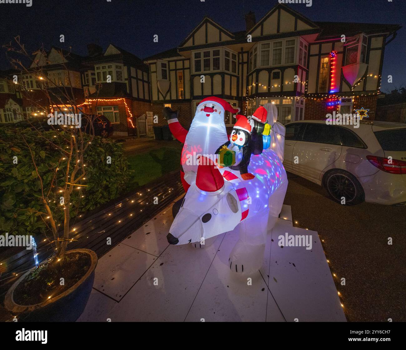 Lower Morden Lane, Surrey, Royaume-Uni. 19 décembre 2024. Les résidents de cette rue résidentielle du sud de Londres décorent l’extérieur de leur maison chaque année, amassant des fonds pour le St Raphael’s Hospice localement qui offre des soins palliatifs et de fin de vie aux habitants de Merton et Sutton. Cette année, ils ont créé une extravagance d'un quart de mile de long de lumières dans les jardins de devant, visités chaque soir par les familles qui apprécient le spectacle. Crédit : Malcolm Park/Alamy Live News Banque D'Images
