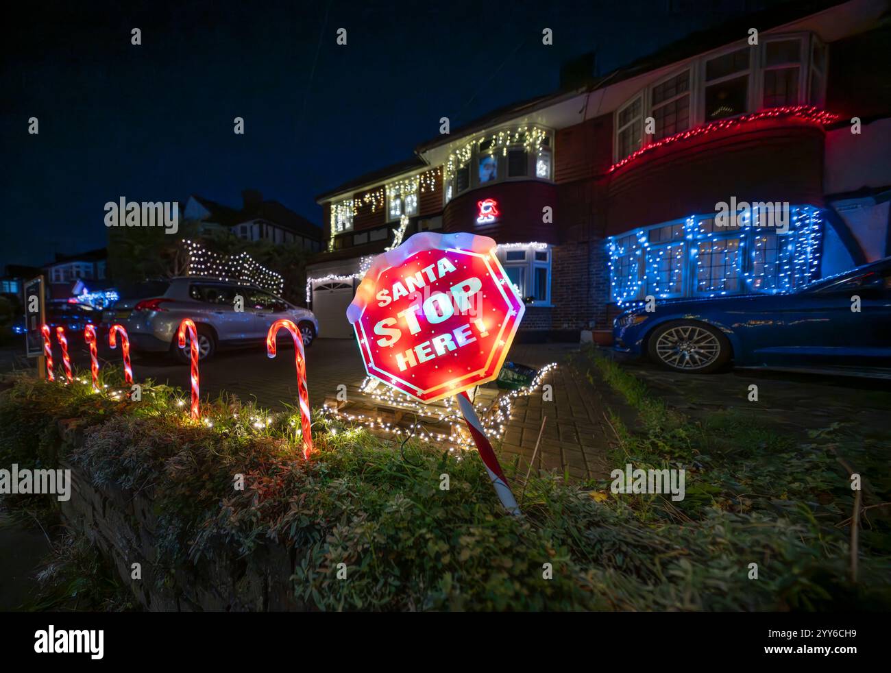Lower Morden Lane, Surrey, Royaume-Uni. 19 décembre 2024. Les résidents de cette rue résidentielle du sud de Londres décorent l’extérieur de leur maison chaque année, amassant des fonds pour le St Raphael’s Hospice localement qui offre des soins palliatifs et de fin de vie aux habitants de Merton et Sutton. Cette année, ils ont créé une extravagance d'un quart de mile de long de lumières dans les jardins de devant, visités chaque soir par les familles qui apprécient le spectacle. Crédit : Malcolm Park/Alamy Live News Banque D'Images