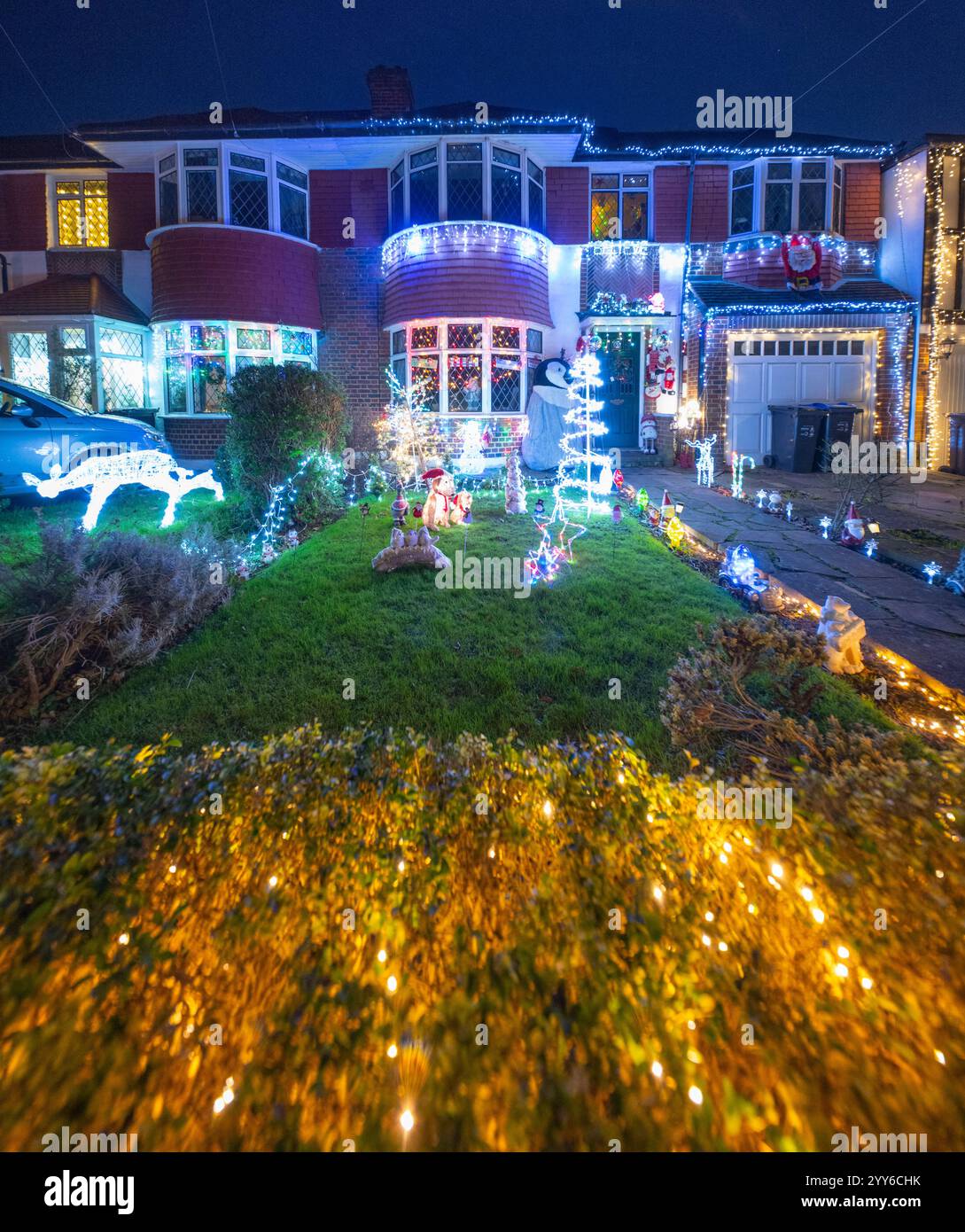 Lower Morden Lane, Surrey, Royaume-Uni. 19 décembre 2024. Les résidents de cette rue résidentielle du sud de Londres décorent l’extérieur de leur maison chaque année, amassant des fonds pour le St Raphael’s Hospice localement qui offre des soins palliatifs et de fin de vie aux habitants de Merton et Sutton. Cette année, ils ont créé une extravagance d'un quart de mile de long de lumières dans les jardins de devant, visités chaque soir par les familles qui apprécient le spectacle. Crédit : Malcolm Park/Alamy Live News Banque D'Images