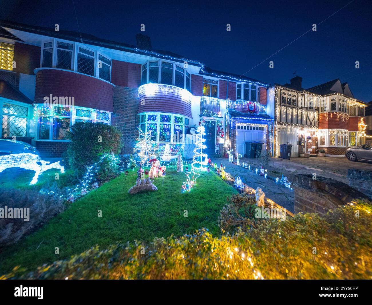 Lower Morden Lane, Surrey, Royaume-Uni. 19 décembre 2024. Les résidents de cette rue résidentielle du sud de Londres décorent l’extérieur de leur maison chaque année, amassant des fonds pour le St Raphael’s Hospice localement qui offre des soins palliatifs et de fin de vie aux habitants de Merton et Sutton. Cette année, ils ont créé une extravagance d'un quart de mile de long de lumières dans les jardins de devant, visités chaque soir par les familles qui apprécient le spectacle. Crédit : Malcolm Park/Alamy Live News Banque D'Images