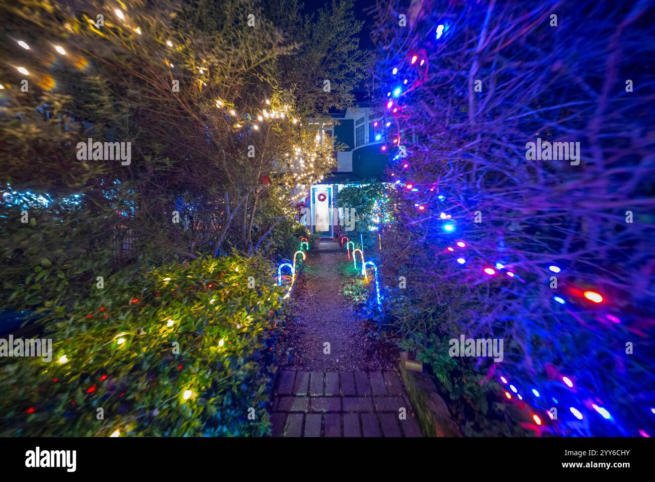 Lower Morden Lane, Surrey, Royaume-Uni. 19 décembre 2024. Les résidents de cette rue résidentielle du sud de Londres décorent l’extérieur de leur maison chaque année, amassant des fonds pour le St Raphael’s Hospice localement qui offre des soins palliatifs et de fin de vie aux habitants de Merton et Sutton. Cette année, ils ont créé une extravagance d'un quart de mile de long de lumières dans les jardins de devant, visités chaque soir par les familles qui apprécient le spectacle. Crédit : Malcolm Park/Alamy Live News Banque D'Images