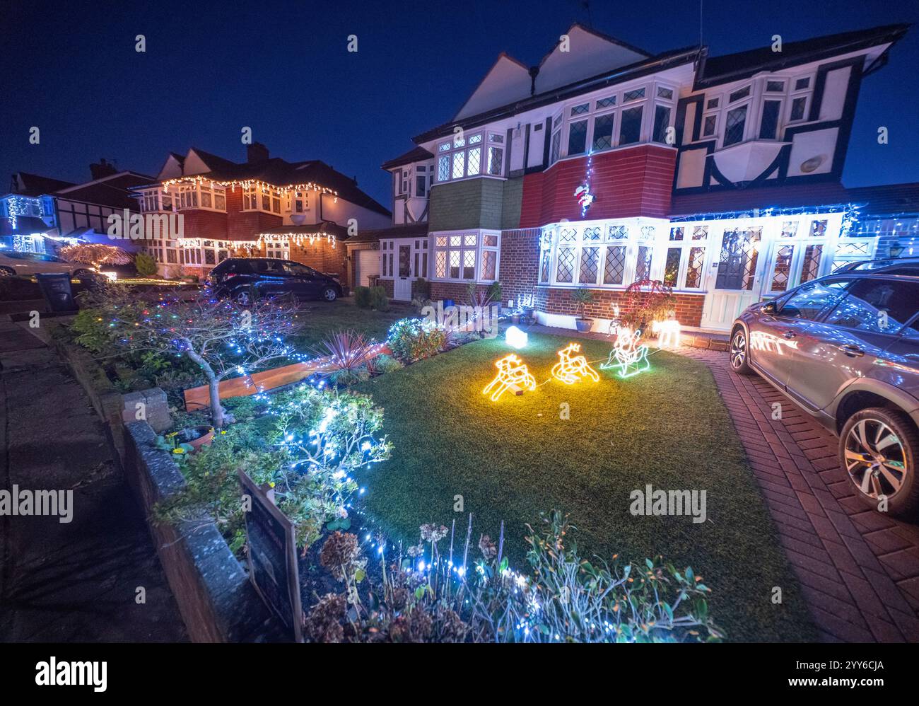 Lower Morden Lane, Surrey, Royaume-Uni. 19 décembre 2024. Les résidents de cette rue résidentielle du sud de Londres décorent l’extérieur de leur maison chaque année, amassant des fonds pour le St Raphael’s Hospice localement qui offre des soins palliatifs et de fin de vie aux habitants de Merton et Sutton. Cette année, ils ont créé une extravagance d'un quart de mile de long de lumières dans les jardins de devant, visités chaque soir par les familles qui apprécient le spectacle. Crédit : Malcolm Park/Alamy Live News Banque D'Images