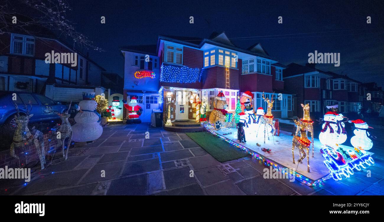 Lower Morden Lane, Surrey, Royaume-Uni. 19 décembre 2024. Les résidents de cette rue résidentielle du sud de Londres décorent l’extérieur de leur maison chaque année, amassant des fonds pour le St Raphael’s Hospice localement qui offre des soins palliatifs et de fin de vie aux habitants de Merton et Sutton. Cette année, ils ont créé une extravagance d'un quart de mile de long de lumières dans les jardins de devant, visités chaque soir par les familles qui apprécient le spectacle. Crédit : Malcolm Park/Alamy Live News Banque D'Images