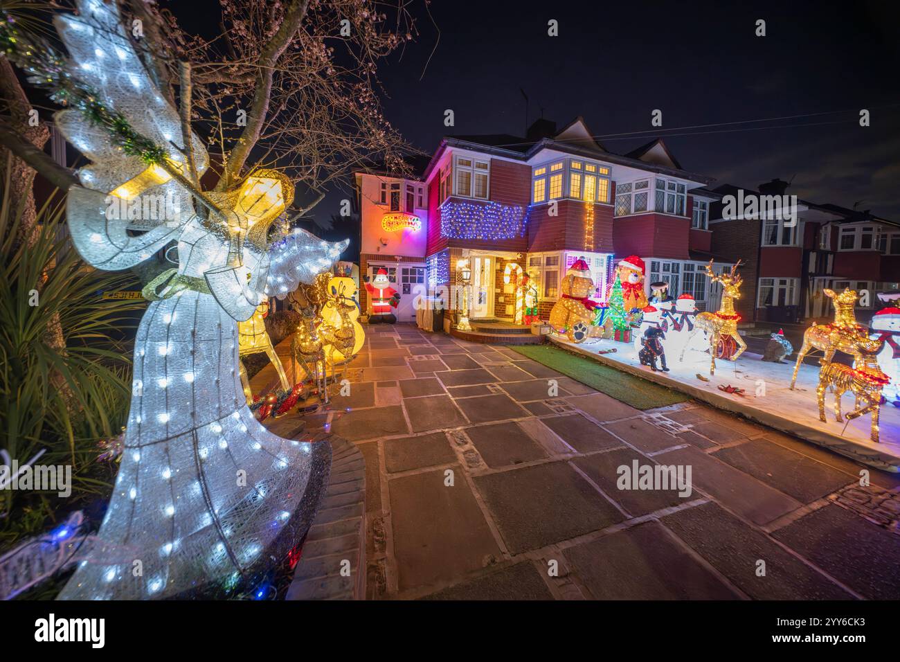 Lower Morden Lane, Surrey, Royaume-Uni. 19 décembre 2024. Les résidents de cette rue résidentielle du sud de Londres décorent l’extérieur de leur maison chaque année, amassant des fonds pour le St Raphael’s Hospice localement qui offre des soins palliatifs et de fin de vie aux habitants de Merton et Sutton. Cette année, ils ont créé une extravagance d'un quart de mile de long de lumières dans les jardins de devant, visités chaque soir par les familles qui apprécient le spectacle. Crédit : Malcolm Park/Alamy Live News Banque D'Images