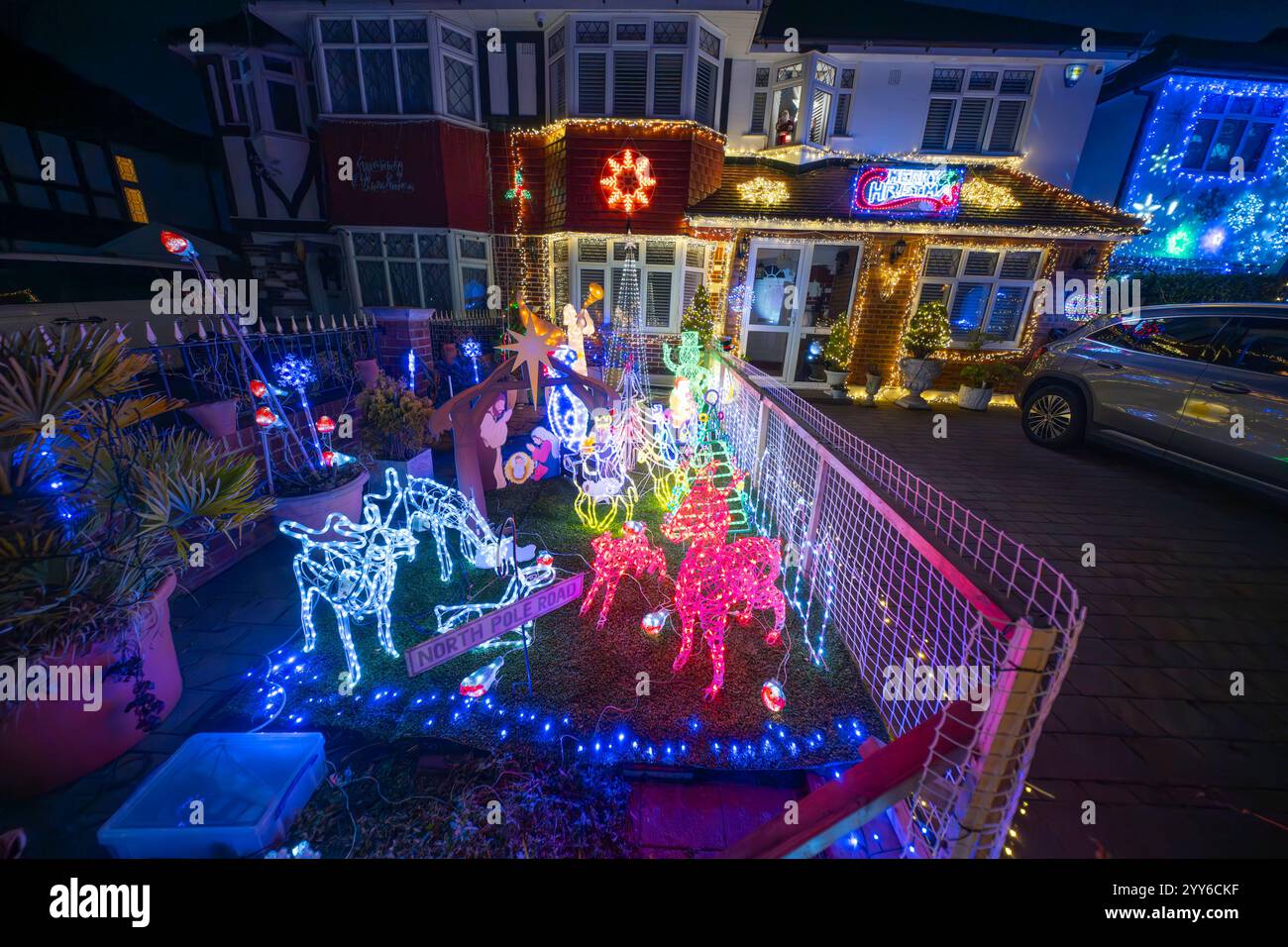 Lower Morden Lane, Surrey, Royaume-Uni. 19 décembre 2024. Les résidents de cette rue résidentielle du sud de Londres décorent l’extérieur de leur maison chaque année, amassant des fonds pour le St Raphael’s Hospice localement qui offre des soins palliatifs et de fin de vie aux habitants de Merton et Sutton. Cette année, ils ont créé une extravagance d'un quart de mile de long de lumières dans les jardins de devant, visités chaque soir par les familles qui apprécient le spectacle. Crédit : Malcolm Park/Alamy Live News Banque D'Images