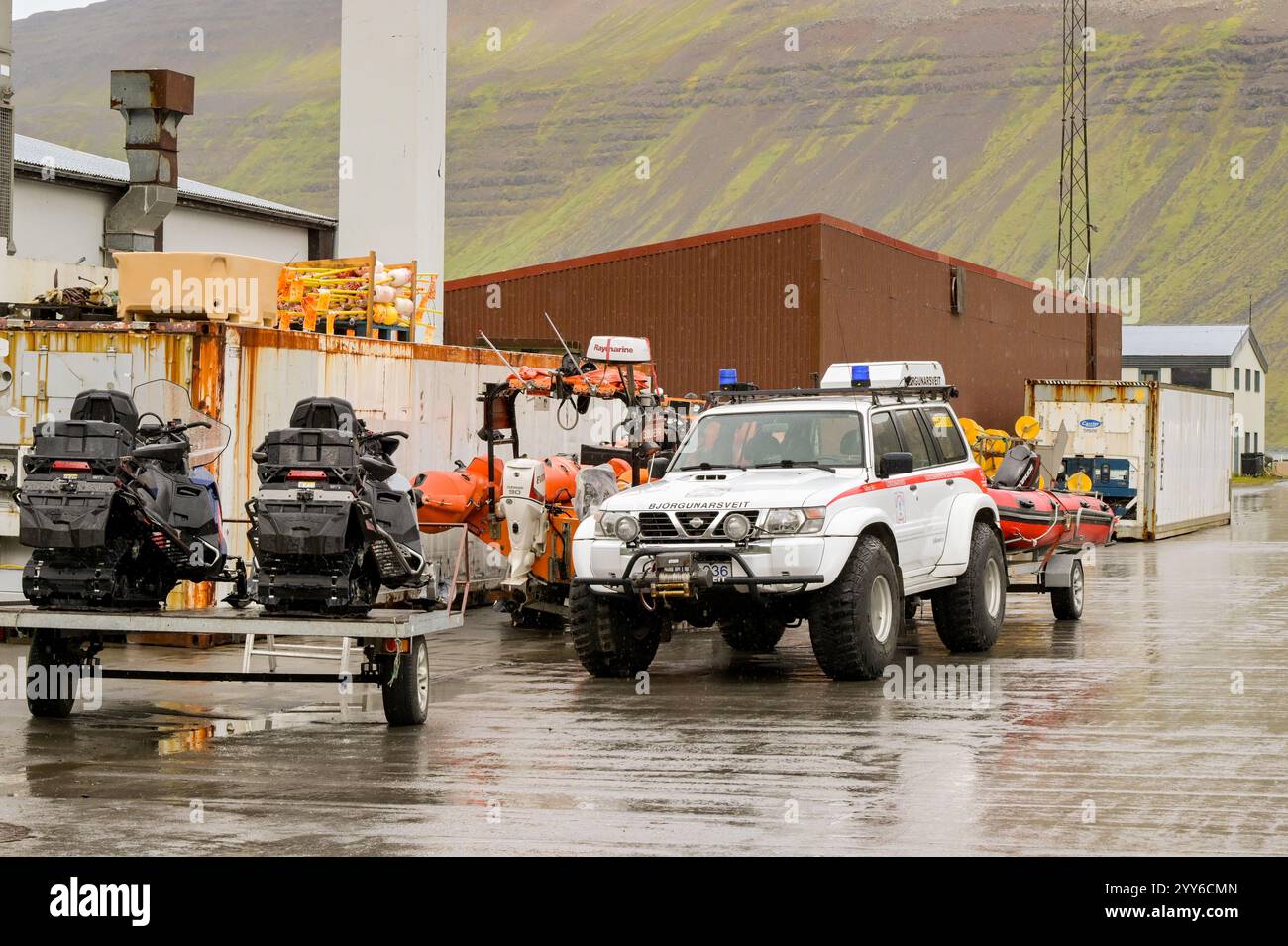 Sudureyri, Islande - 25 août 2024 : équipement d'urgence des motoneiges et des bateaux devant la station de secours dans la ville reculée de Sudureyri dans le nord Banque D'Images