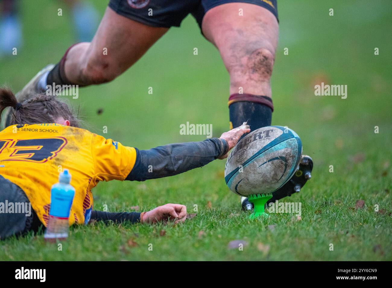 Joueuses de rugby amateur féminines jouant un jeu de rugby et donnant un coup de pied au ballon de rugby pour 2 points supplémentaires. Banque D'Images