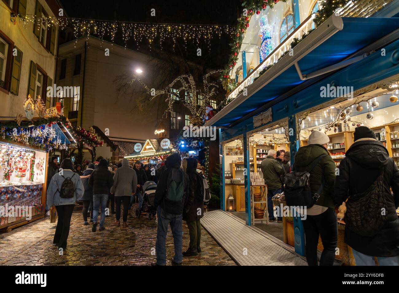 Bâle, Suisse - 5 décembre 2024 : pyramide traditionnelle du marché de Noël en soirée sur la Barfusserplatz avec des lumières festives Banque D'Images