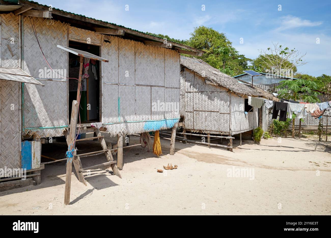 Huttes dans un village sur une petite île aux Philippines. Banque D'Images