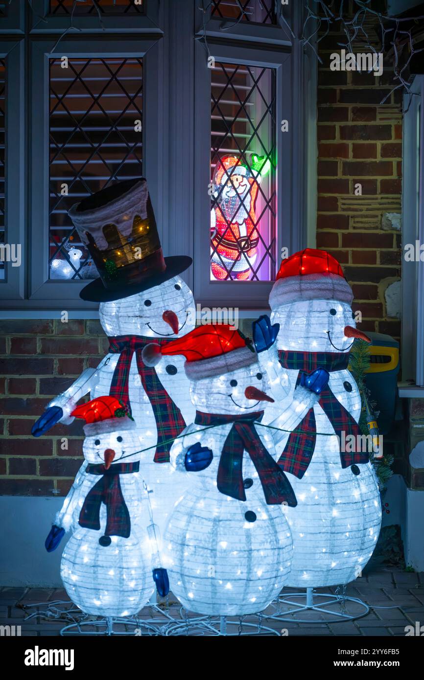 Lower Morden Lane, Surrey, Royaume-Uni. 19 décembre 2024. Les résidents de cette rue résidentielle du sud de Londres décorent l’extérieur de leur maison chaque année, amassant des fonds pour le St Raphael’s Hospice localement qui offre des soins palliatifs et de fin de vie aux habitants de Merton et Sutton. Cette année, ils ont créé une extravagance d'un quart de mile de long de lumières dans les jardins de devant, visités chaque soir par les familles qui apprécient le spectacle. Crédit : Malcolm Park/Alamy Live News Banque D'Images