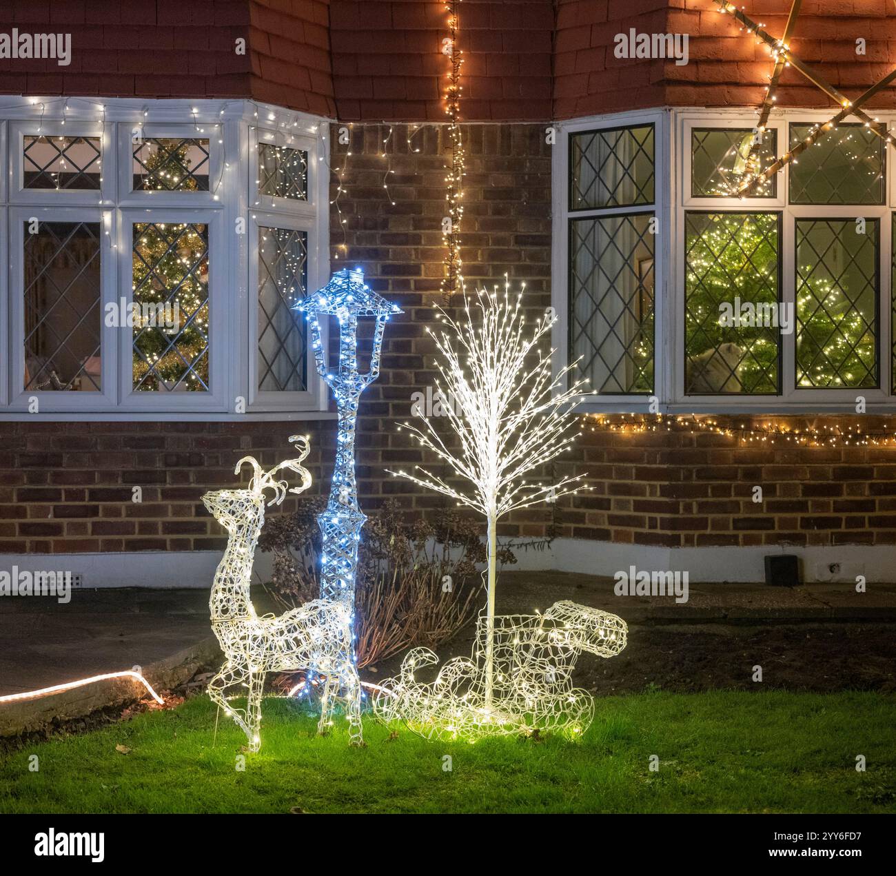 Lower Morden Lane, Surrey, Royaume-Uni. 19 décembre 2024. Les résidents de cette rue résidentielle du sud de Londres décorent l’extérieur de leur maison chaque année, amassant des fonds pour le St Raphael’s Hospice localement qui offre des soins palliatifs et de fin de vie aux habitants de Merton et Sutton. Cette année, ils ont créé une extravagance d'un quart de mile de long de lumières dans les jardins de devant, visités chaque soir par les familles qui apprécient le spectacle. Crédit : Malcolm Park/Alamy Live News Banque D'Images