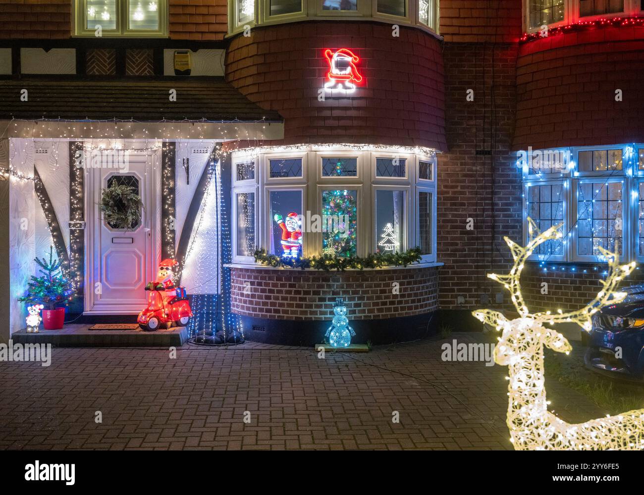 Lower Morden Lane, Surrey, Royaume-Uni. 19 décembre 2024. Les résidents de cette rue résidentielle du sud de Londres décorent l’extérieur de leur maison chaque année, amassant des fonds pour le St Raphael’s Hospice localement qui offre des soins palliatifs et de fin de vie aux habitants de Merton et Sutton. Cette année, ils ont créé une extravagance d'un quart de mile de long de lumières dans les jardins de devant, visités chaque soir par les familles qui apprécient le spectacle. Crédit : Malcolm Park/Alamy Live News Banque D'Images
