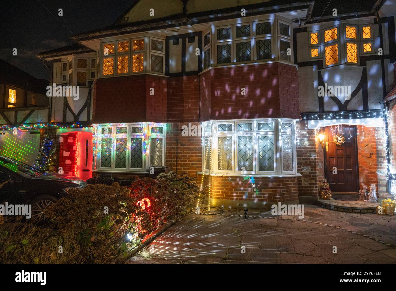 Lower Morden Lane, Surrey, Royaume-Uni. 19 décembre 2024. Les résidents de cette rue résidentielle du sud de Londres décorent l’extérieur de leur maison chaque année, amassant des fonds pour le St Raphael’s Hospice localement qui offre des soins palliatifs et de fin de vie aux habitants de Merton et Sutton. Cette année, ils ont créé une extravagance d'un quart de mile de long de lumières dans les jardins de devant, visités chaque soir par les familles qui apprécient le spectacle. Crédit : Malcolm Park/Alamy Live News Banque D'Images
