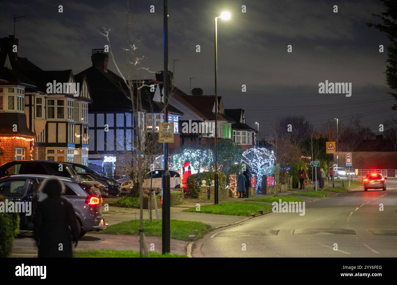 Lower Morden Lane, Surrey, Royaume-Uni. 19 décembre 2024. Les résidents de cette rue résidentielle du sud de Londres décorent l’extérieur de leur maison chaque année, amassant des fonds pour le St Raphael’s Hospice localement qui offre des soins palliatifs et de fin de vie aux habitants de Merton et Sutton. Cette année, ils ont créé une extravagance d'un quart de mile de long de lumières dans les jardins de devant, visités chaque soir par les familles qui apprécient le spectacle. Crédit : Malcolm Park/Alamy Live News Banque D'Images