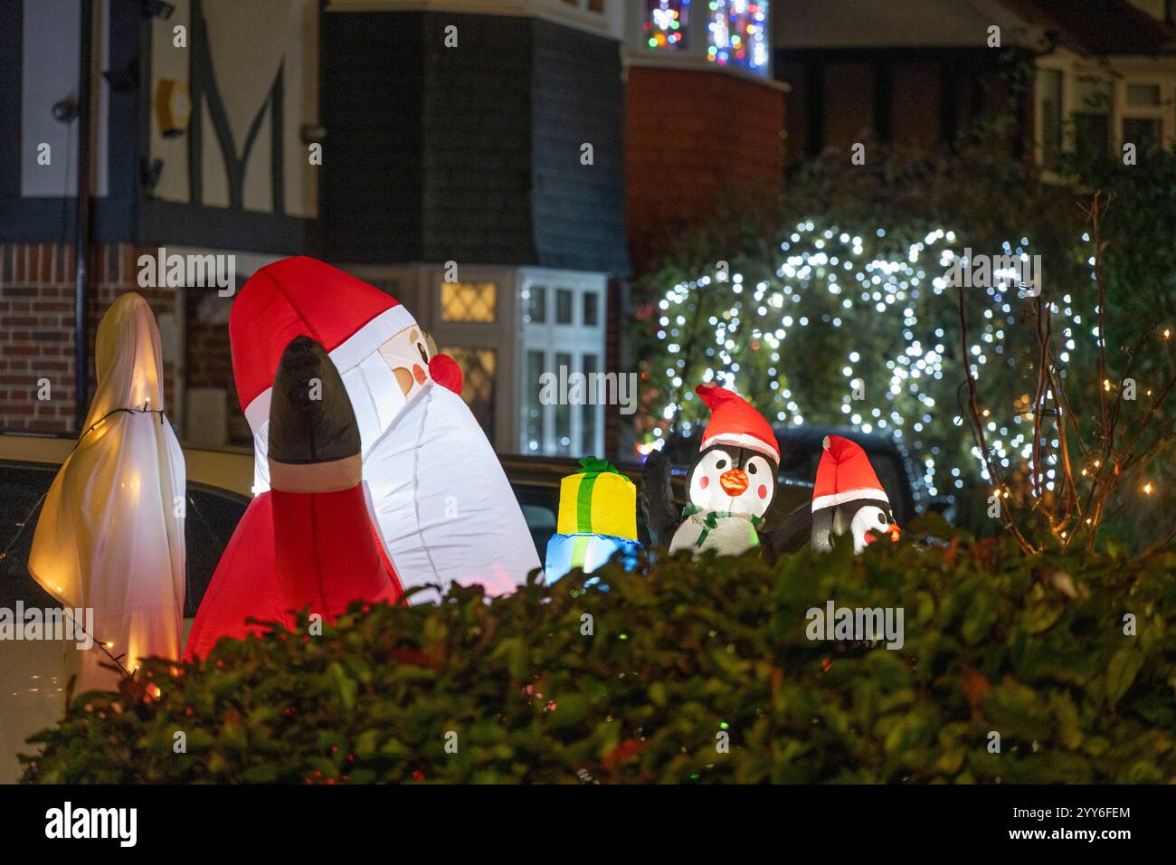 Lower Morden Lane, Surrey, Royaume-Uni. 19 décembre 2024. Les résidents de cette rue résidentielle du sud de Londres décorent l’extérieur de leur maison chaque année, amassant des fonds pour le St Raphael’s Hospice localement qui offre des soins palliatifs et de fin de vie aux habitants de Merton et Sutton. Cette année, ils ont créé une extravagance d'un quart de mile de long de lumières dans les jardins de devant, visités chaque soir par les familles qui apprécient le spectacle. Crédit : Malcolm Park/Alamy Live News Banque D'Images