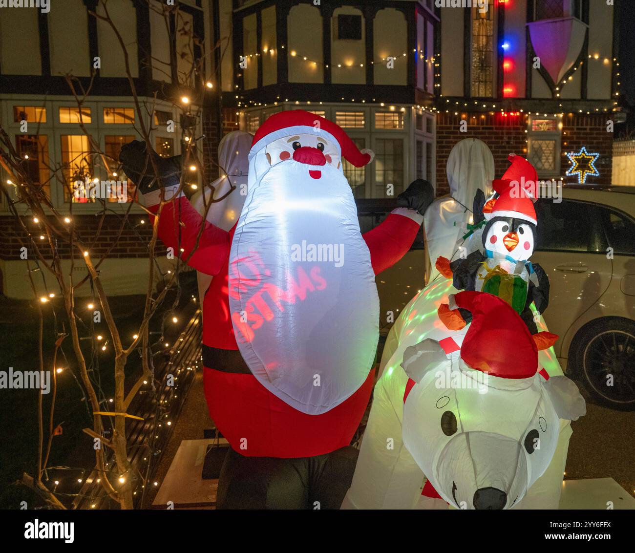 Lower Morden Lane, Surrey, Royaume-Uni. 19 décembre 2024. Les résidents de cette rue résidentielle du sud de Londres décorent l’extérieur de leur maison chaque année, amassant des fonds pour le St Raphael’s Hospice localement qui offre des soins palliatifs et de fin de vie aux habitants de Merton et Sutton. Cette année, ils ont créé une extravagance d'un quart de mile de long de lumières dans les jardins de devant, visités chaque soir par les familles qui apprécient le spectacle. Crédit : Malcolm Park/Alamy Live News Banque D'Images