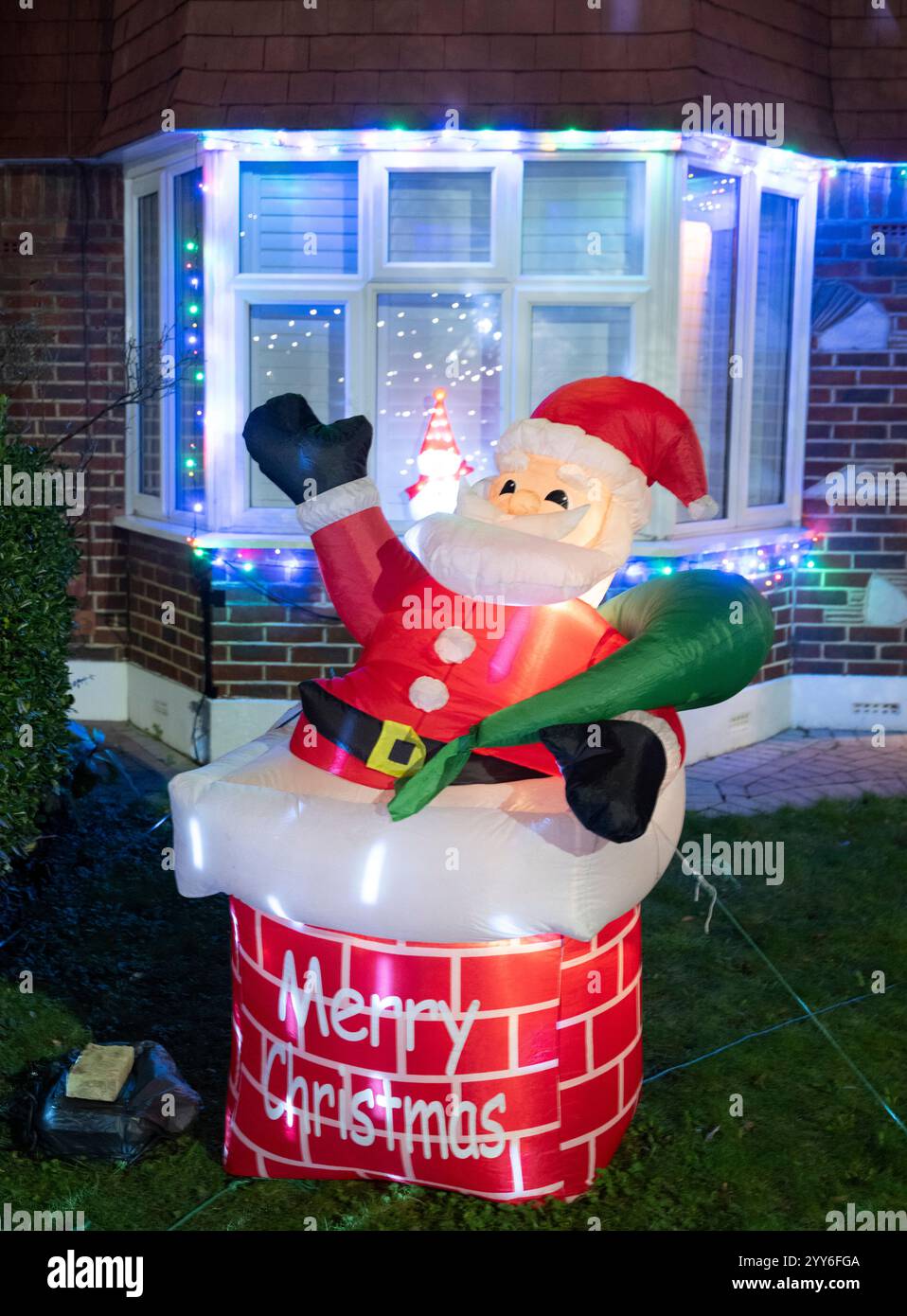 Lower Morden Lane, Surrey, Royaume-Uni. 19 décembre 2024. Les résidents de cette rue résidentielle du sud de Londres décorent l’extérieur de leur maison chaque année, amassant des fonds pour le St Raphael’s Hospice localement qui offre des soins palliatifs et de fin de vie aux habitants de Merton et Sutton. Cette année, ils ont créé une extravagance d'un quart de mile de long de lumières dans les jardins de devant, visités chaque soir par les familles qui apprécient le spectacle. Crédit : Malcolm Park/Alamy Live News Banque D'Images