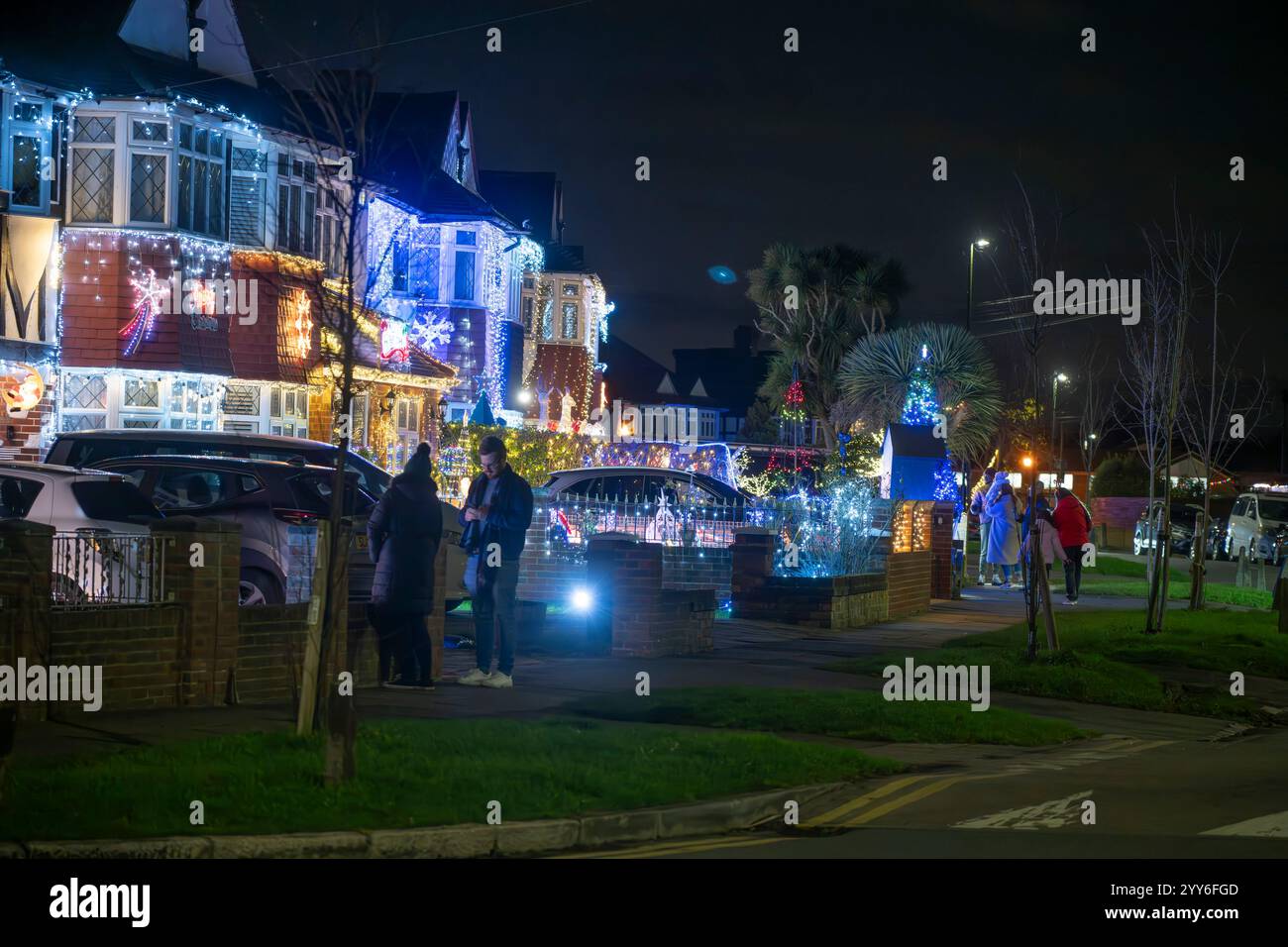 Lower Morden Lane, Surrey, Royaume-Uni. 19 décembre 2024. Les résidents de cette rue résidentielle du sud de Londres décorent l’extérieur de leur maison chaque année, amassant des fonds pour le St Raphael’s Hospice localement qui offre des soins palliatifs et de fin de vie aux habitants de Merton et Sutton. Cette année, ils ont créé une extravagance d'un quart de mile de long de lumières dans les jardins de devant, visités chaque soir par les familles qui apprécient le spectacle. Crédit : Malcolm Park/Alamy Live News Banque D'Images