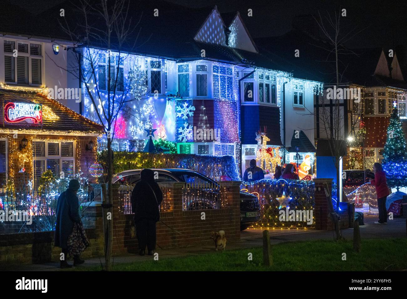 Lower Morden Lane, Surrey, Royaume-Uni. 19 décembre 2024. Les résidents de cette rue résidentielle du sud de Londres décorent l’extérieur de leur maison chaque année, amassant des fonds pour le St Raphael’s Hospice localement qui offre des soins palliatifs et de fin de vie aux habitants de Merton et Sutton. Cette année, ils ont créé une extravagance d'un quart de mile de long de lumières dans les jardins de devant, visités chaque soir par les familles qui apprécient le spectacle. Crédit : Malcolm Park/Alamy Live News Banque D'Images