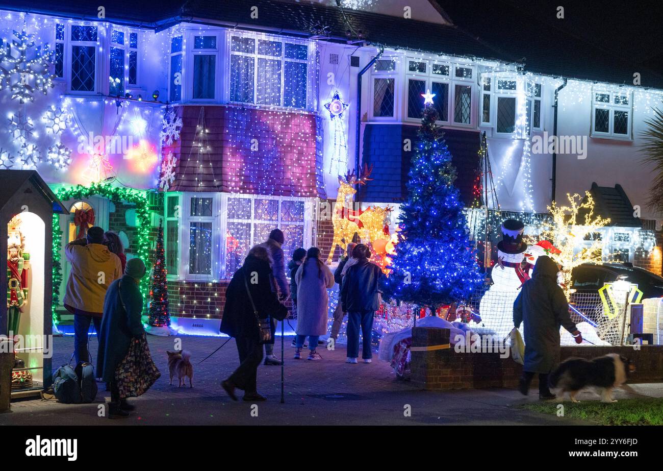 Lower Morden Lane, Surrey, Royaume-Uni. 19 décembre 2024. Les résidents de cette rue résidentielle du sud de Londres décorent l’extérieur de leur maison chaque année, amassant des fonds pour le St Raphael’s Hospice localement qui offre des soins palliatifs et de fin de vie aux habitants de Merton et Sutton. Cette année, ils ont créé une extravagance d'un quart de mile de long de lumières dans les jardins de devant, visités chaque soir par les familles qui apprécient le spectacle. Crédit : Malcolm Park/Alamy Live News Banque D'Images