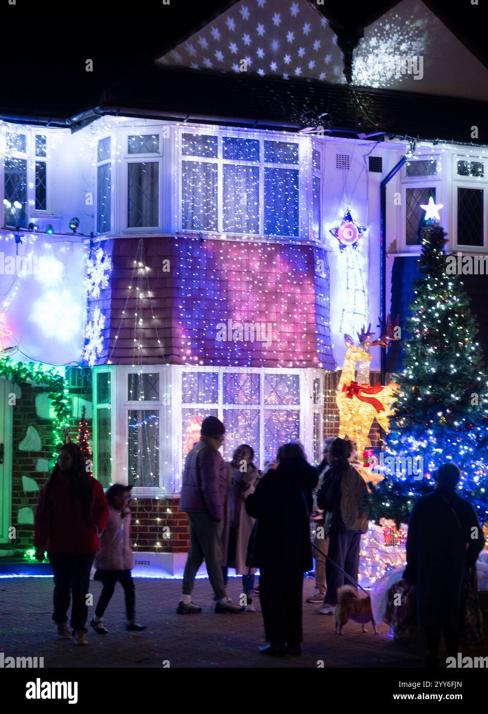 Lower Morden Lane, Surrey, Royaume-Uni. 19 décembre 2024. Les résidents de cette rue résidentielle du sud de Londres décorent l’extérieur de leur maison chaque année, amassant des fonds pour le St Raphael’s Hospice localement qui offre des soins palliatifs et de fin de vie aux habitants de Merton et Sutton. Cette année, ils ont créé une extravagance d'un quart de mile de long de lumières dans les jardins de devant, visités chaque soir par les familles qui apprécient le spectacle. Crédit : Malcolm Park/Alamy Live News Banque D'Images