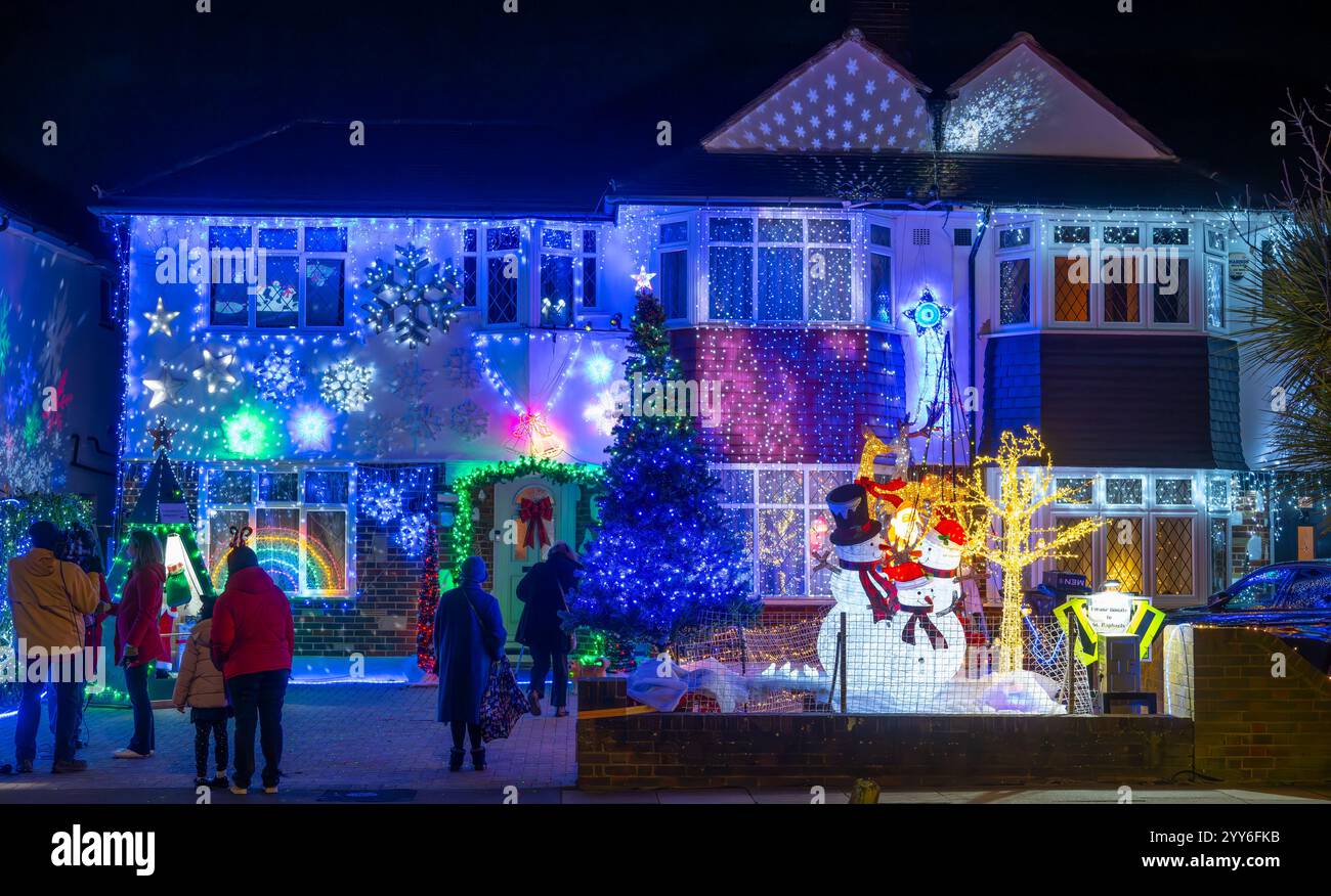 Lower Morden Lane, Surrey, Royaume-Uni. 19 décembre 2024. Les résidents de cette rue résidentielle du sud de Londres décorent l’extérieur de leur maison chaque année, amassant des fonds pour le St Raphael’s Hospice localement qui offre des soins palliatifs et de fin de vie aux habitants de Merton et Sutton. Cette année, ils ont créé une extravagance d'un quart de mile de long de lumières dans les jardins de devant, visités chaque soir par les familles qui apprécient le spectacle. Crédit : Malcolm Park/Alamy Live News Banque D'Images