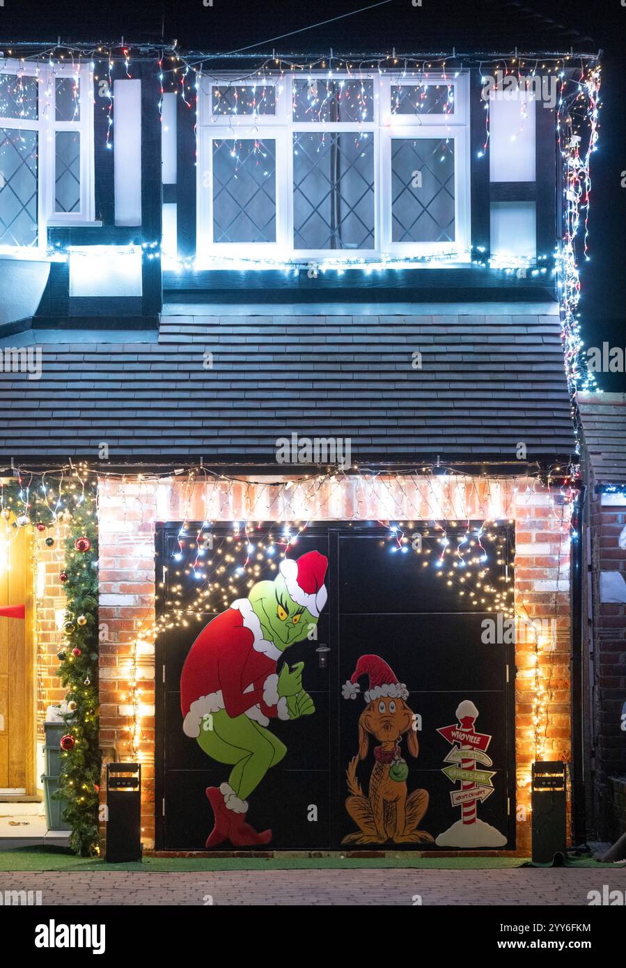 Lower Morden Lane, Surrey, Royaume-Uni. 19 décembre 2024. Les résidents de cette rue résidentielle du sud de Londres décorent l’extérieur de leur maison chaque année, amassant des fonds pour le St Raphael’s Hospice localement qui offre des soins palliatifs et de fin de vie aux habitants de Merton et Sutton. Cette année, ils ont créé une extravagance d'un quart de mile de long de lumières dans les jardins de devant, visités chaque soir par les familles qui apprécient le spectacle. Crédit : Malcolm Park/Alamy Live News Banque D'Images