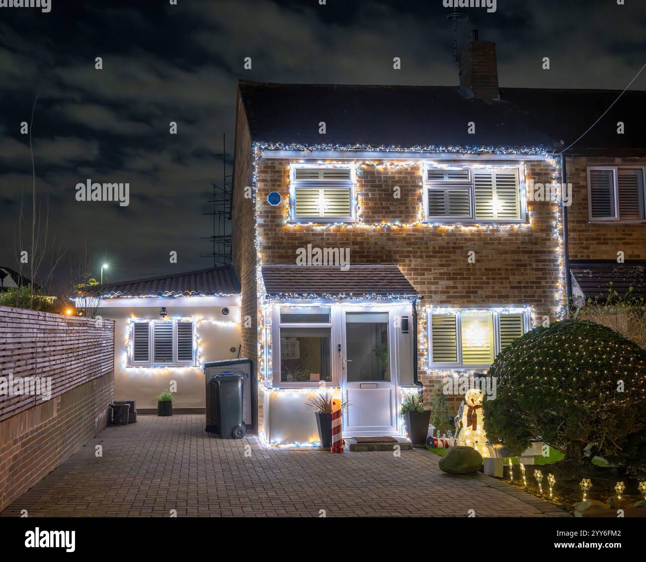 Lower Morden Lane, Surrey, Royaume-Uni. 19 décembre 2024. Les résidents de cette rue résidentielle du sud de Londres décorent l’extérieur de leur maison chaque année, amassant des fonds pour le St Raphael’s Hospice localement qui offre des soins palliatifs et de fin de vie aux habitants de Merton et Sutton. Cette année, ils ont créé une extravagance d'un quart de mile de long de lumières dans les jardins de devant, visités chaque soir par les familles qui apprécient le spectacle. Crédit : Malcolm Park/Alamy Live News Banque D'Images