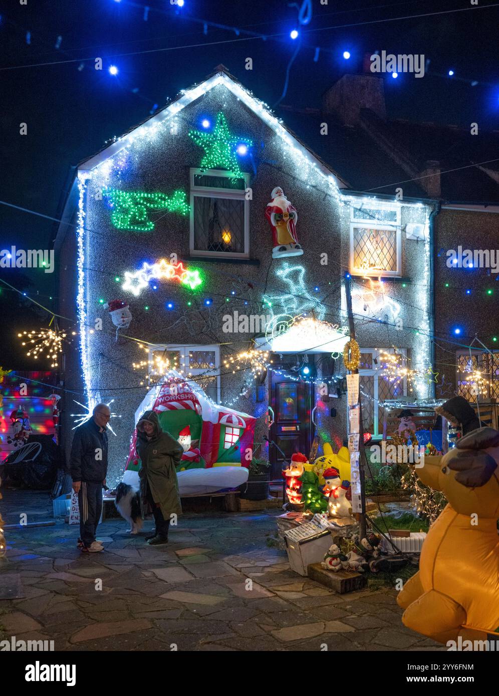 Lower Morden Lane, Surrey, Royaume-Uni. 19 décembre 2024. Les résidents de cette rue résidentielle du sud de Londres décorent l’extérieur de leur maison chaque année, amassant des fonds pour le St Raphael’s Hospice localement qui offre des soins palliatifs et de fin de vie aux habitants de Merton et Sutton. Cette année, ils ont créé une extravagance d'un quart de mile de long de lumières dans les jardins de devant, visités chaque soir par les familles qui apprécient le spectacle. Crédit : Malcolm Park/Alamy Live News Banque D'Images