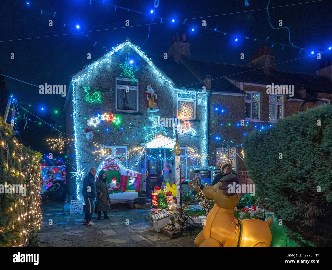 Lower Morden Lane, Surrey, Royaume-Uni. 19 décembre 2024. Les résidents de cette rue résidentielle du sud de Londres décorent l’extérieur de leur maison chaque année, amassant des fonds pour le St Raphael’s Hospice localement qui offre des soins palliatifs et de fin de vie aux habitants de Merton et Sutton. Cette année, ils ont créé une extravagance d'un quart de mile de long de lumières dans les jardins de devant, visités chaque soir par les familles qui apprécient le spectacle. Crédit : Malcolm Park/Alamy Live News Banque D'Images