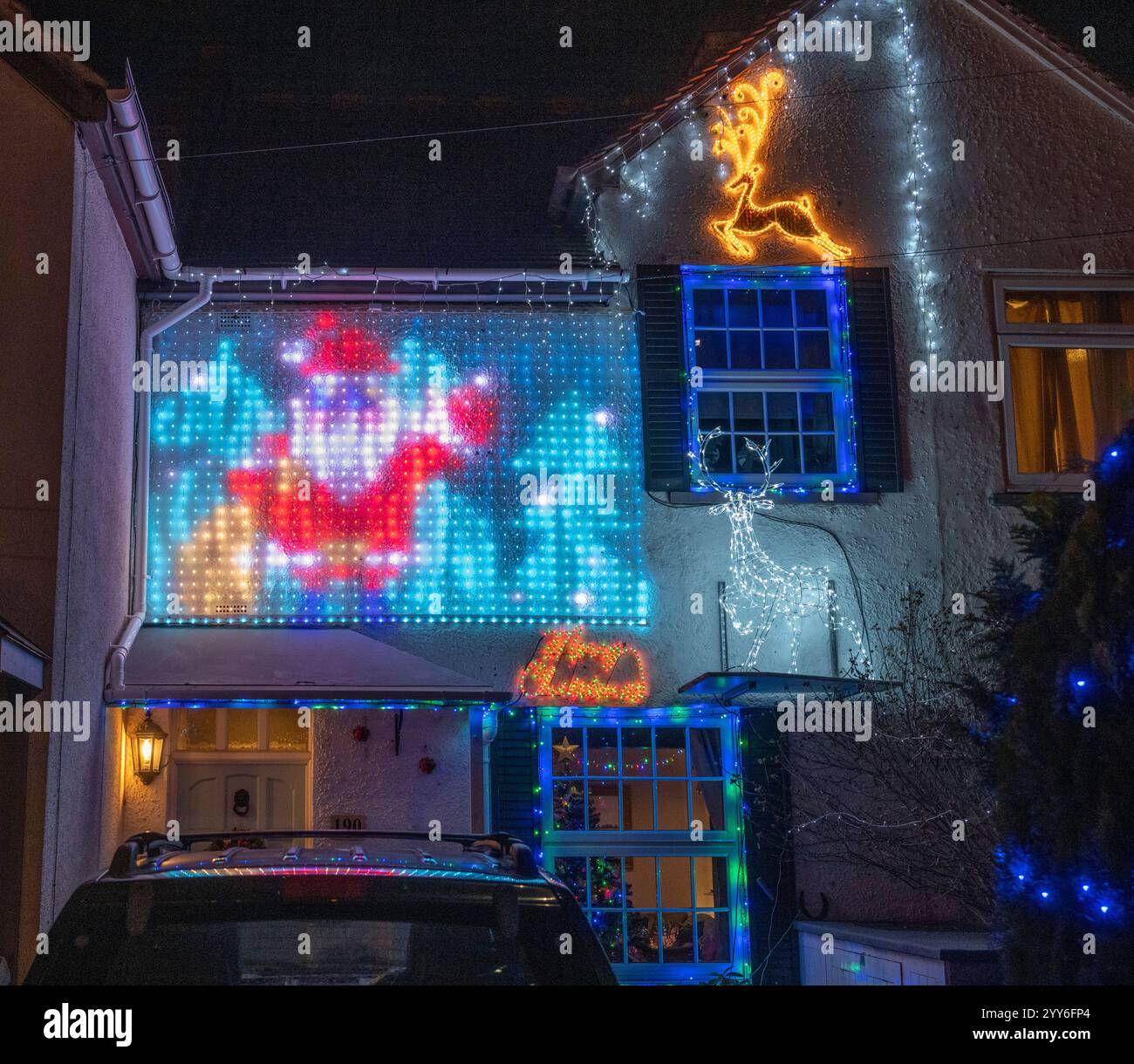 Lower Morden Lane, Surrey, Royaume-Uni. 19 décembre 2024. Les résidents de cette rue résidentielle du sud de Londres décorent l’extérieur de leur maison chaque année, amassant des fonds pour le St Raphael’s Hospice localement qui offre des soins palliatifs et de fin de vie aux habitants de Merton et Sutton. Cette année, ils ont créé une extravagance d'un quart de mile de long de lumières dans les jardins de devant, visités chaque soir par les familles qui apprécient le spectacle. Crédit : Malcolm Park/Alamy Live News Banque D'Images