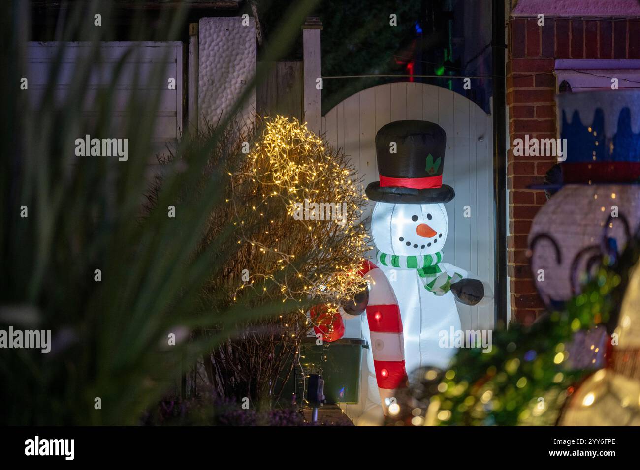 Lower Morden Lane, Surrey, Royaume-Uni. 19 décembre 2024. Les résidents de cette rue résidentielle du sud de Londres décorent l’extérieur de leur maison chaque année, amassant des fonds pour le St Raphael’s Hospice localement qui offre des soins palliatifs et de fin de vie aux habitants de Merton et Sutton. Cette année, ils ont créé une extravagance d'un quart de mile de long de lumières dans les jardins de devant, visités chaque soir par les familles qui apprécient le spectacle. Crédit : Malcolm Park/Alamy Live News Banque D'Images
