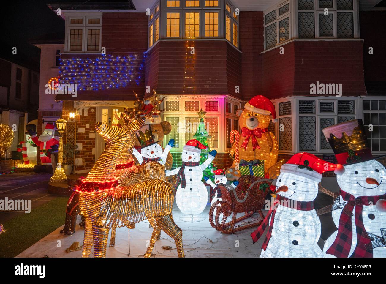 Lower Morden Lane, Surrey, Royaume-Uni. 19 décembre 2024. Les résidents de cette rue résidentielle du sud de Londres décorent l’extérieur de leur maison chaque année, amassant des fonds pour le St Raphael’s Hospice localement qui offre des soins palliatifs et de fin de vie aux habitants de Merton et Sutton. Cette année, ils ont créé une extravagance d'un quart de mile de long de lumières dans les jardins de devant, visités chaque soir par les familles qui apprécient le spectacle. Crédit : Malcolm Park/Alamy Live News Banque D'Images