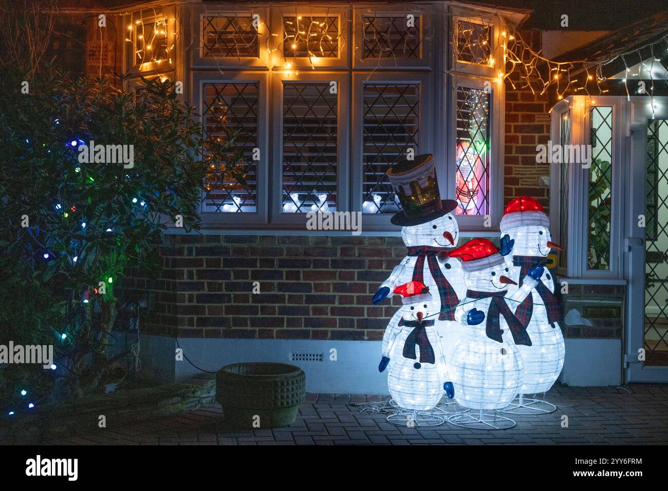 Lower Morden Lane, Surrey, Royaume-Uni. 19 décembre 2024. Les résidents de cette rue résidentielle du sud de Londres décorent l’extérieur de leur maison chaque année, amassant des fonds pour le St Raphael’s Hospice localement qui offre des soins palliatifs et de fin de vie aux habitants de Merton et Sutton. Cette année, ils ont créé une extravagance d'un quart de mile de long de lumières dans les jardins de devant, visités chaque soir par les familles qui apprécient le spectacle. Crédit : Malcolm Park/Alamy Live News Banque D'Images