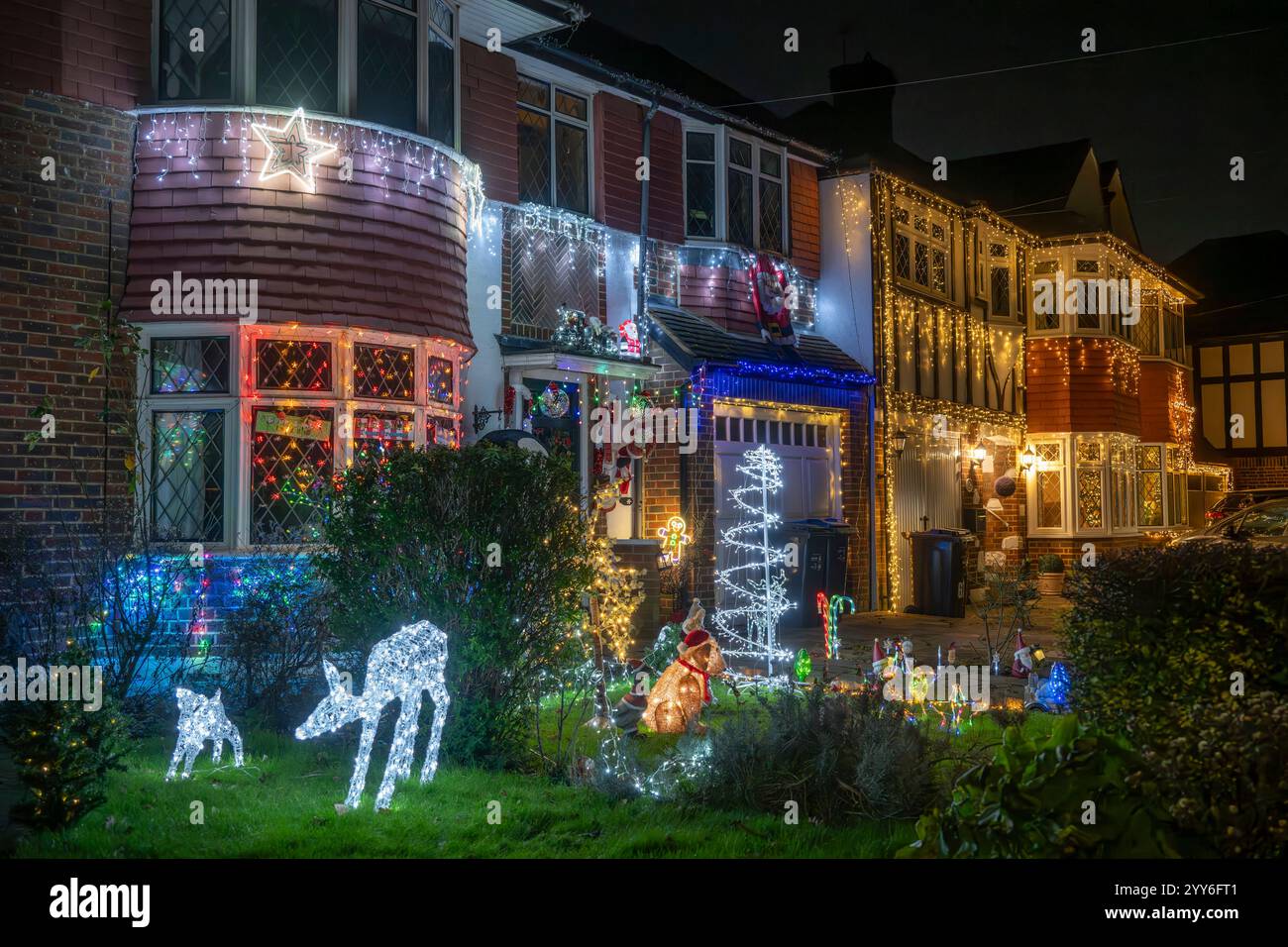 Lower Morden Lane, Surrey, Royaume-Uni. 19 décembre 2024. Les résidents de cette rue résidentielle du sud de Londres décorent l’extérieur de leur maison chaque année, amassant des fonds pour le St Raphael’s Hospice localement qui offre des soins palliatifs et de fin de vie aux habitants de Merton et Sutton. Cette année, ils ont créé une extravagance d'un quart de mile de long de lumières dans les jardins de devant, visités chaque soir par les familles qui apprécient le spectacle. Crédit : Malcolm Park/Alamy Live News Banque D'Images