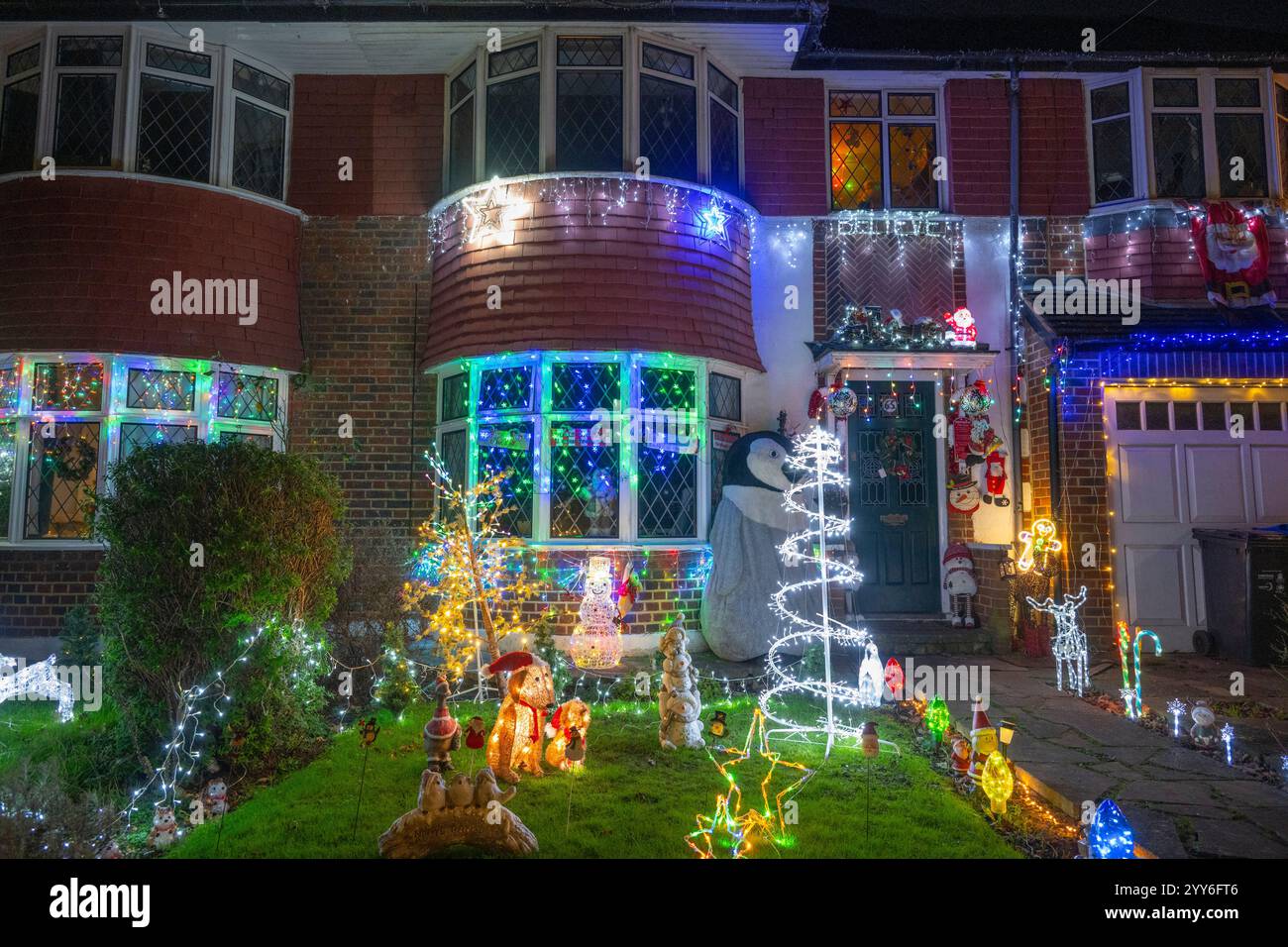 Lower Morden Lane, Surrey, Royaume-Uni. 19 décembre 2024. Les résidents de cette rue résidentielle du sud de Londres décorent l’extérieur de leur maison chaque année, amassant des fonds pour le St Raphael’s Hospice localement qui offre des soins palliatifs et de fin de vie aux habitants de Merton et Sutton. Cette année, ils ont créé une extravagance d'un quart de mile de long de lumières dans les jardins de devant, visités chaque soir par les familles qui apprécient le spectacle. Crédit : Malcolm Park/Alamy Live News Banque D'Images