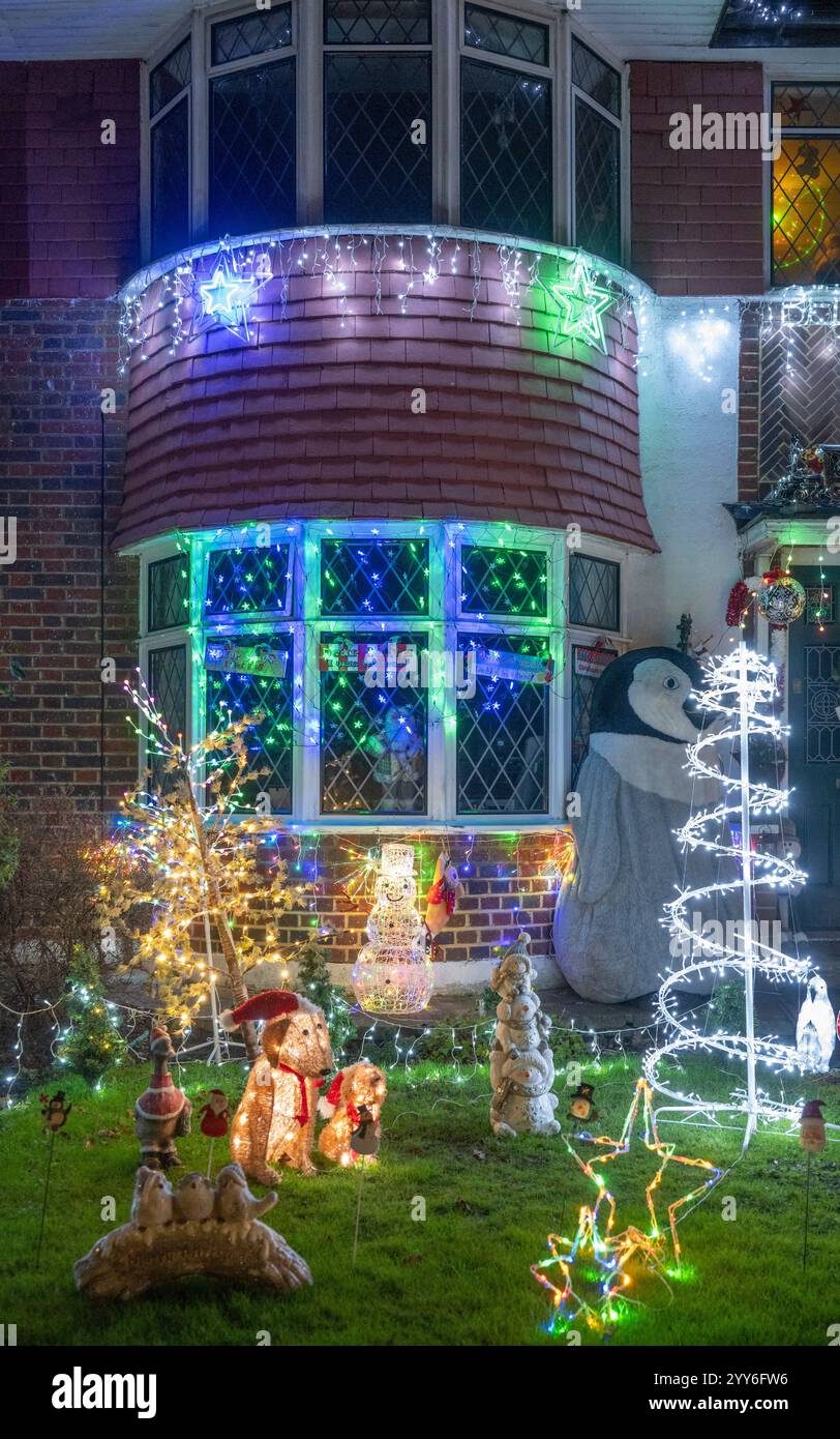 Lower Morden Lane, Surrey, Royaume-Uni. 19 décembre 2024. Les résidents de cette rue résidentielle du sud de Londres décorent l’extérieur de leur maison chaque année, amassant des fonds pour le St Raphael’s Hospice localement qui offre des soins palliatifs et de fin de vie aux habitants de Merton et Sutton. Cette année, ils ont créé une extravagance d'un quart de mile de long de lumières dans les jardins de devant, visités chaque soir par les familles qui apprécient le spectacle. Crédit : Malcolm Park/Alamy Live News Banque D'Images