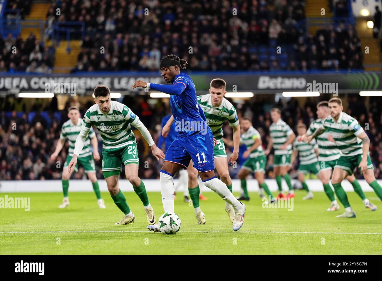 Noni Madueke de Chelsea (au centre) en action lors de l'UEFA Europa Conference League, match de championnat à Stamford Bridge, Londres. Date de la photo : jeudi 19 décembre 2024. Banque D'Images