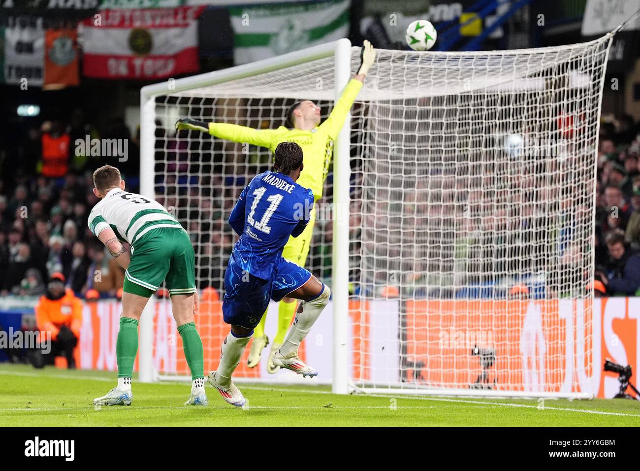 Noni Madueke de Chelsea (au centre) manque une opportunité de but lors de l'UEFA Europa Conference League, match de championnat à Stamford Bridge, Londres. Date de la photo : jeudi 19 décembre 2024. Banque D'Images