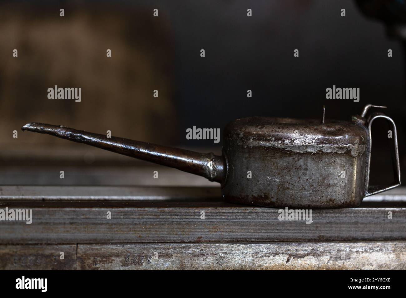 Gros plan d'une vieille boîte d'huile sur une table. Banque D'Images