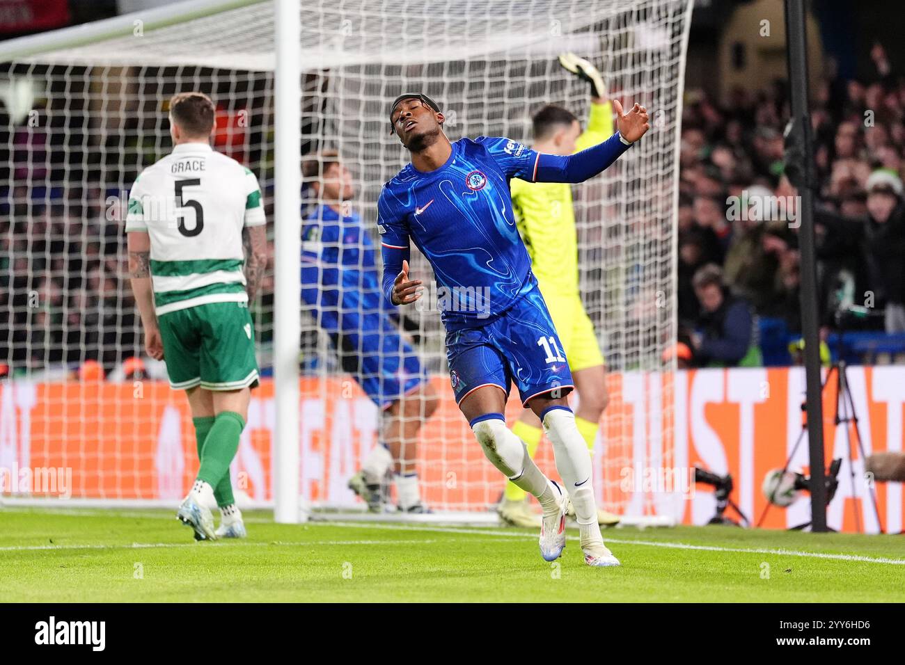 Noni Madueke de Chelsea (au centre) réagit après une occasion manquée lors de l'UEFA Europa Conference League, match de niveau de championnat à Stamford Bridge, Londres. Date de la photo : jeudi 19 décembre 2024. Banque D'Images