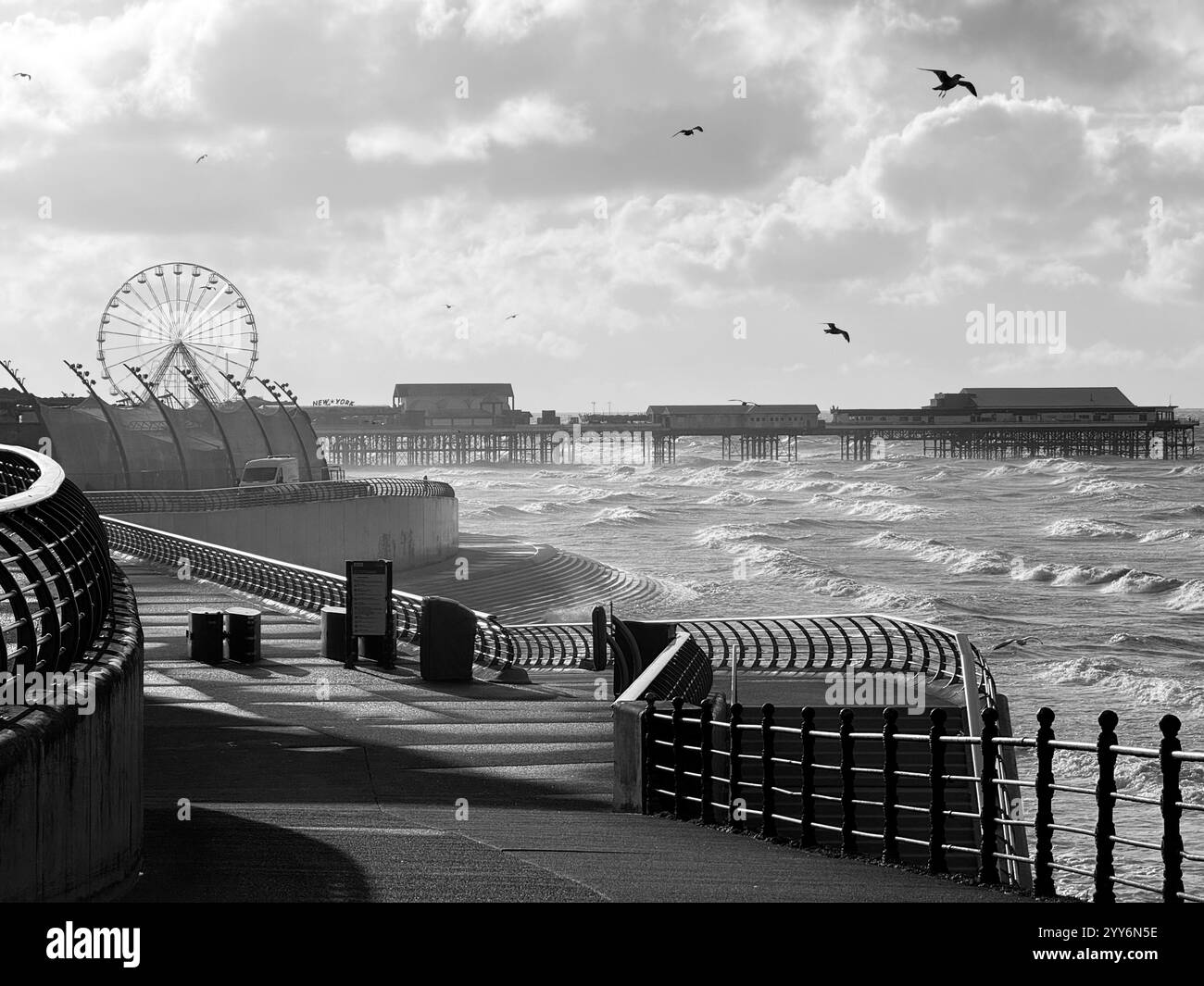 Jetée centrale avec mouettes volant un jour d'hiver venteux à Blackpool, Lancashire. Banque D'Images