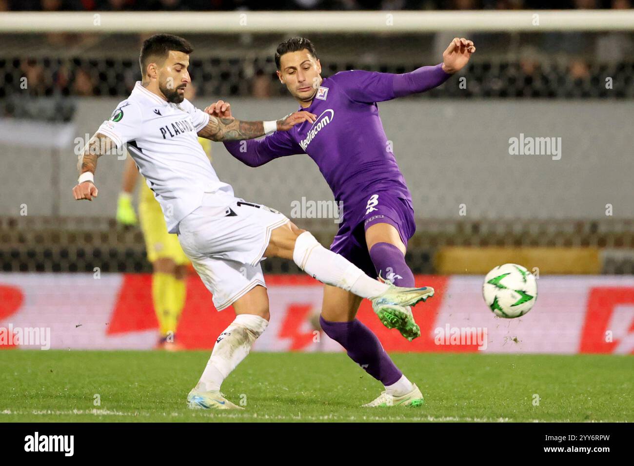Vitoria's Tiago Silva vies for the ball with Fiorentina's Rolando Mandragora, right, during the Europa Conference League opening phase soccer match between Vitoria SC and Fiorentina at the D. Afonso Henriques stadium in Guimaraes, Portugal, Thursday, Dec. 19, 2024. (AP Photo/Luis Vieira) Banque D'Images