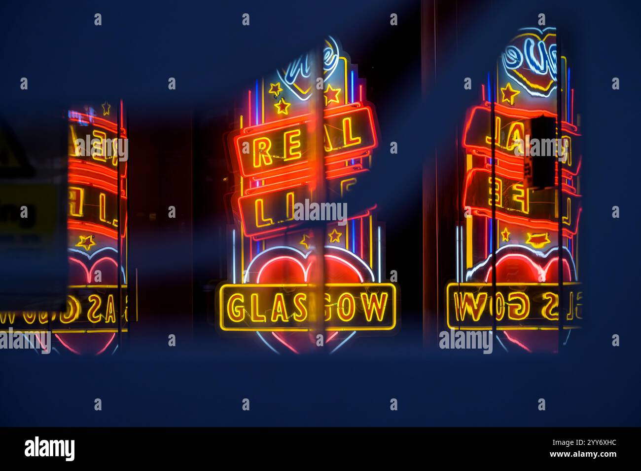 Panneau de néon Glasgow vu à travers une barrière, Glasgow, Écosse, Royaume-Uni, Europe Banque D'Images
